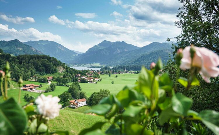 Bei diesem Ausblick auf Hausham muss man sich zum Weiterfahren fast zwingen © Dietmar Denger