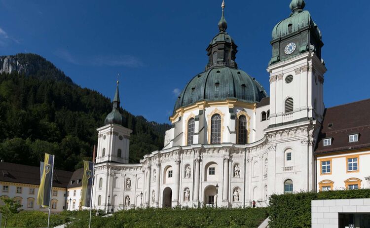 Die imposanten Basilika im Rokokostil vom Kloster Ettal © Anton Brey