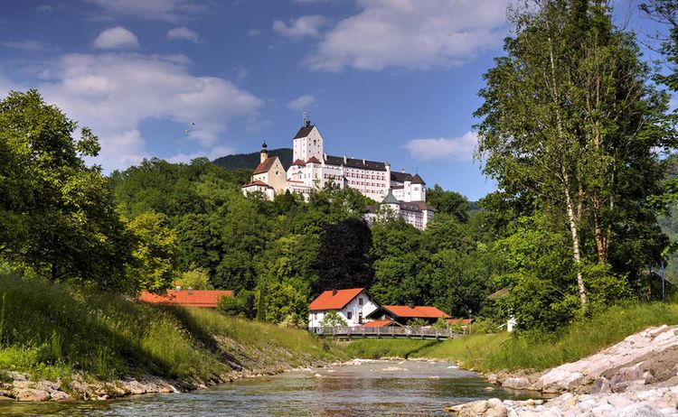 Das Schloss Hohenaschau trohnt über Aschau i. Chiemgau © J. Brahms