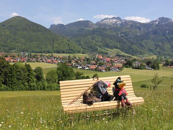 Im Bankerldorf Aschau i. Chiemgau warten 470 Sitzbänke an den schönsten Orten auf Sie © H. Reiter