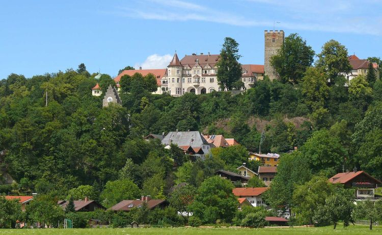 Das Schloss Neubeuern trohnt über dem beschaulichen Ort © Maresa Jung