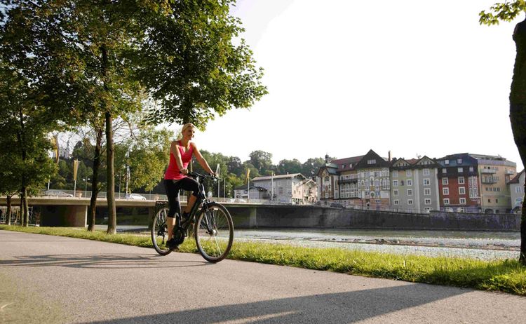 Auf gut ausgebauen Radwegen geht es die Isar entlang - Bild: Tourist-Info Bad Tölz