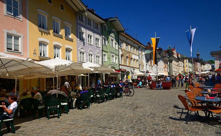 Ein gemütlicher Platz in der Sonne wartet in der Marktstraße - Bild: Tourist-Info Bad Tölz