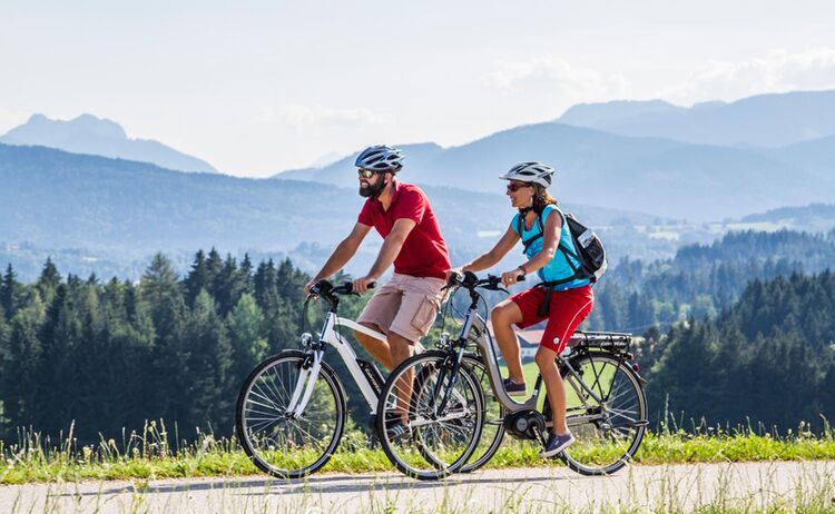 Unterwegs hat man die Alpen immer im Blick © Chiemgau Tourismus e.V.