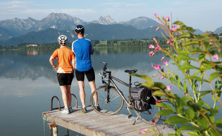 Pause auf der Radtour am malerischen Hopfensee © Füssen Tourismus und Marketing / Gerhard Eisenschink