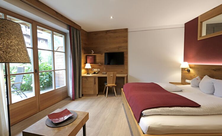 Rote Wand Doppelzimmer Web