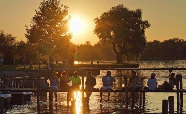 Am Chiemsee erwarten Sie Sonnenuntergänge wie aus dem Bilderbuch - Bild: TI Bernau am Chiemsee
