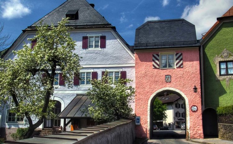 Das historische Stadttor führt auf den Marktplatz im Herzen Neubeuerns © Klaus Rünagel